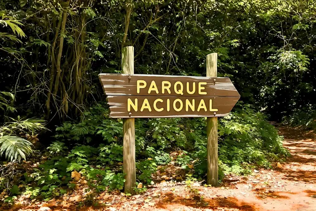 Natureza e Meio Ambiente: 8 Passos Para Aplicar ao Cotidiano 6 Entrada de Parque Nacional brasileiro com placa oficial em meio à vegetação nativa preservada, representando as Unidades de Conservação do Brasil.